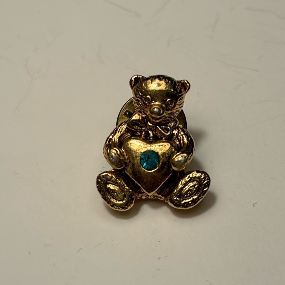 Vintage Camco Gold Tone Teddy Bear Holding Heart With Green Stone Pin